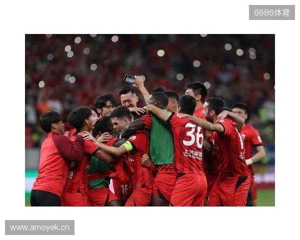 三连冠！上海海港加冕2025赛季中超冠军，摘下队史中超第四星